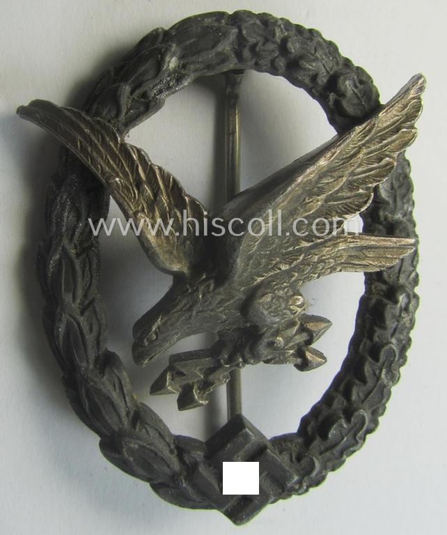 WH (Luftwaffe) 'Fliegerschützen-Abzeichen mit Blitzbündel' being a neatly maker- (ie. 'Wilh. Deumer'-) marked- and/or: typical zinc- (ie. 'Feinzink'-) based example as was produced by the: 'Wilh. Deumer'-company