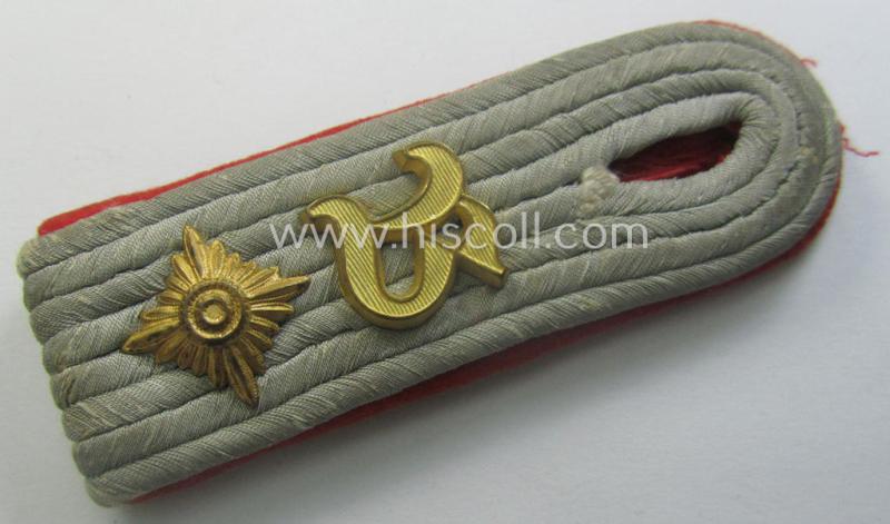 Single, WH (Heeres) neatly 'cyphered', officers-pattern shoulderboard as intended for an: 'Oberleutnant u. Mitglied einer Art.-Beo.-Abts.'
