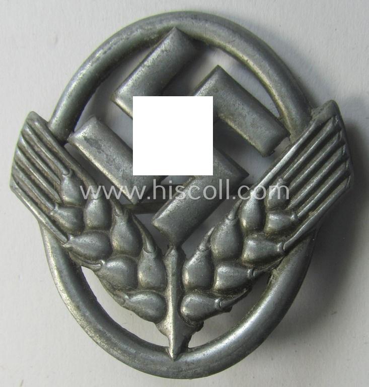 Silverish-golden-toned - and I deem 'Feinzink'-based - cap-badge (ie. 'Hutabzeichen') as was intended for usage by a female member serving within the: 'Reichsarbeitsdienst der weiblichen Jugend' (or: RADwJ)