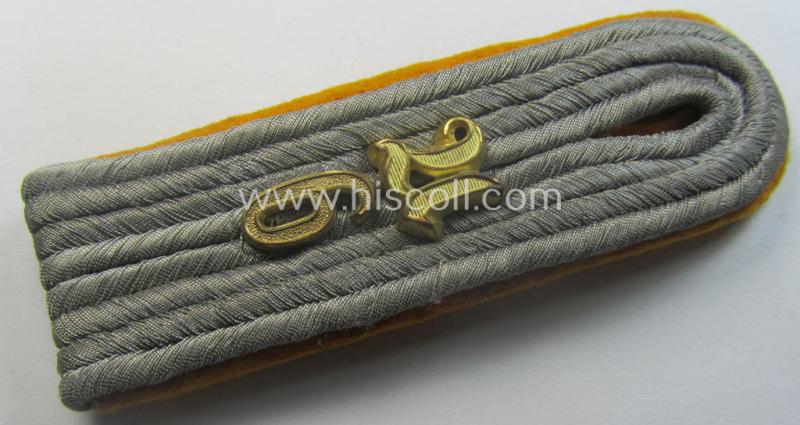Single - but nevertheless rarely seen! - WH (Heerer) neatly 'cyphered', officers'-type shoulderboard as was intended for a: 'Leutnant des Kavallerie-Aufklärungs-Abts. 6'
