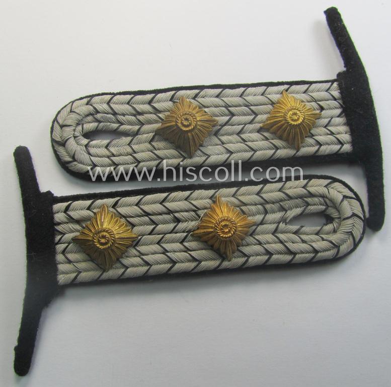 Pair of RAD (ie. 'Reichsarbeitsdienst') officers'-type shoulderboards (being of the 2nd pattern) that comes mounted onto its unsually seen: 'Auf der Steg'-mounting as was specifically intended for an: 'RAD-Oberstfeldmeister'