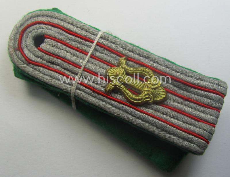 Pair of WH (Luftwaffe) 'cyphered', officers'-pattern shoulderboards as piped in the bright-green-coloured branchcolour as was intended for musicians- ie. band-leaders (or: 'Musikmeister im Offiziersrang')