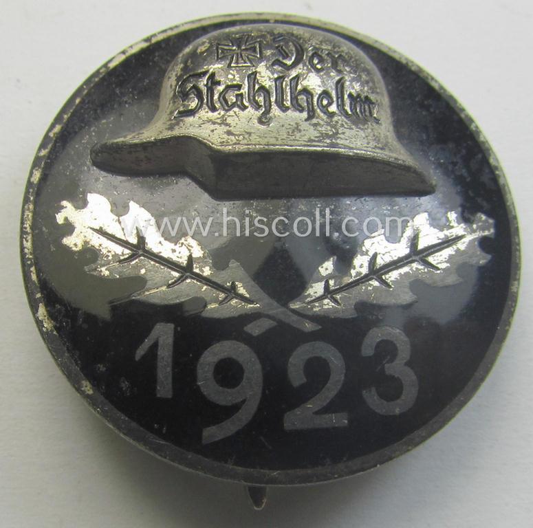 Enamelled lapel-pin: 'Der Stahlhelm' - Bund der Frontsoldaten (Sta) - Eintrittsabzeichen 1923' being a nicely engraved (ie. 'VI.Ns. 1492 - 1923'-) example that comes in an overall very nice- (and/or fully undamaged!), condition