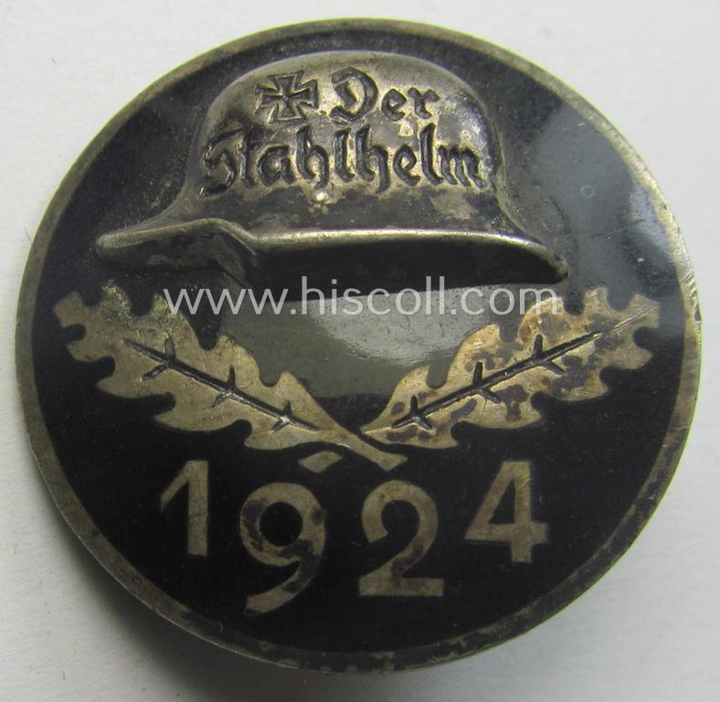 Enamelled lapel-pin: 'Der Stahlhelm' - Bund der Frontsoldaten (Sta) - Eintrittsabzeichen 1924' being a nicely engraved (ie. 'VI.No. 2794 - 6.6.24'-) example that comes in an overall very nice- (and/or fully undamaged!), condition
