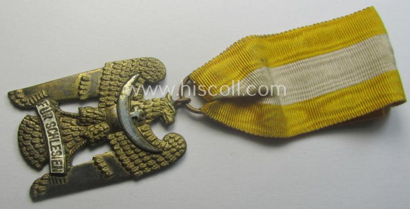 'Schlesisches Bewährungsabzeichen der II. Kl.' (or: 'Schlesischer Adler 2. Stufe') being a just moderately used example that comes mounted onto its full-length ribbon (ie. 'Bandabschnitt') as found