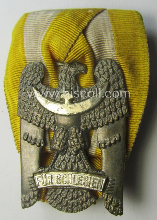 'Einzelspange' showing a: 'Schlesisches Bewährungsabzeichen der II. Kl.' (or: 'Schlesischer Adler 2. Stufe') being a just moderately used example that comes mounted onto its full-length ribbon (ie. 'Bandabschnitt') as found