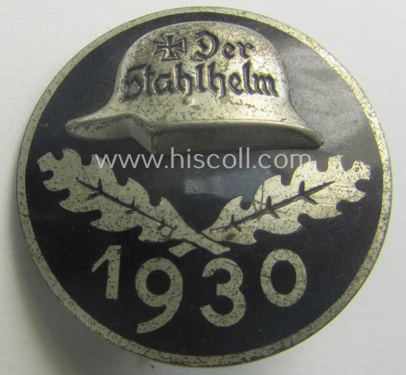 Enamelled lapel-pin: 'Der Stahlhelm' - Bund der Frontsoldaten (Sta) - Eintrittsabzeichen 1930' being a nicely engraved (ie. 'VI.Wf. 65 - 26.11.30'-) example that comes in an overall very nice- (and/or fully undamaged!), condition
