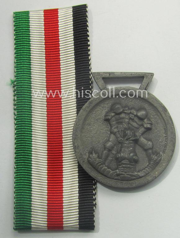 Silverish-bronze-coloured (and zinc-based!) example of a: 'Deutsch-Italienische Feldzugsmedaille' (or: German-Italian campaign-medal) that came together with its (full length- and virtually mint- ie. unissued) piece of original ribbon