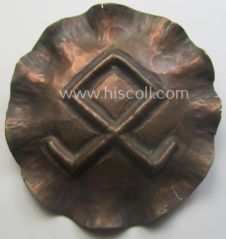 Unusually seen, TR-period - and typically hand-crafted! - reddish-bronze-coloured brooch (ie. 'Brosche') depicting an illustration of a so-called: 'Odal'-rune