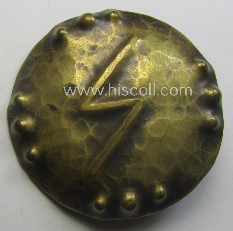 Unusually seen, TR-period - and typically hand-crafted! - golden-bronze-coloured belt-buckle (ie. 'Koppelschloss') depicting an illustration of a so-called: 'Wolfshook'-rune