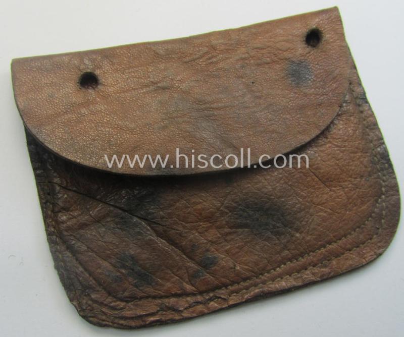 Natural-coloured- and/or genuine leather-based etui (ie. 'Tragetasche') as was intended to store an ID-disc (ie. 'Tragetasche für Erkennungsmarke') and that comes in a clearly used- ie. worn, condition