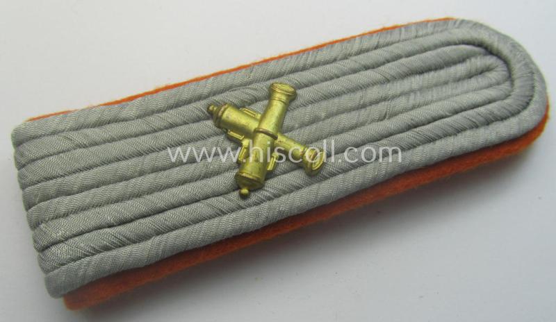Single, WH (Heeres) 'cyphered' officers'-type shoulderboard as piped in the bright-orange (ie. 'orangeroter'-)coloured branchcolour as intended for a: 'Leutnant u. Waffenoffizier' (or: weapon-equipment officer)