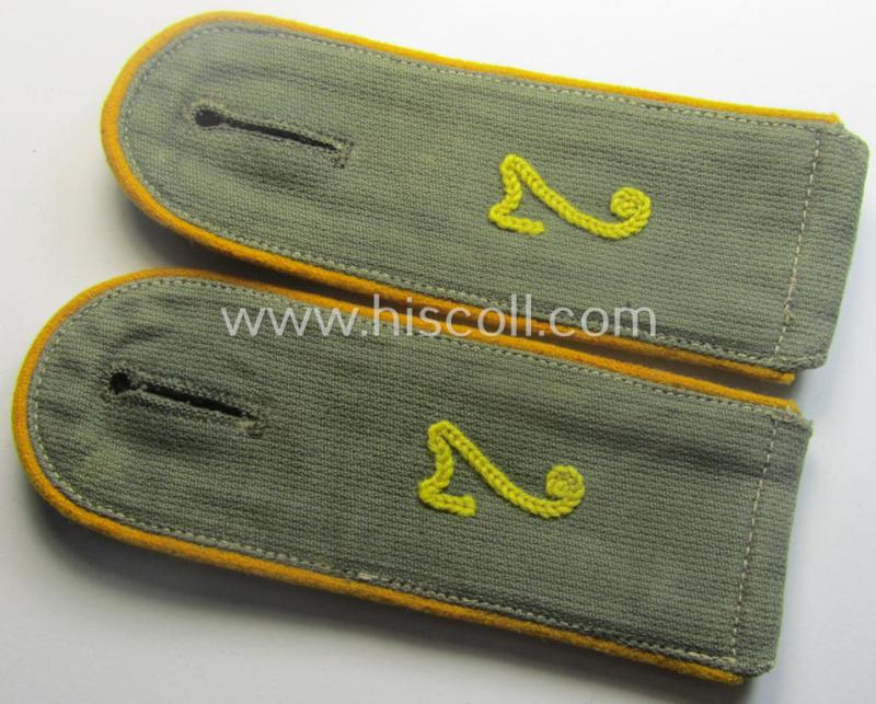 Pair of early-period- (ie. 'Reichswehr'), WH (Heeres) 'cyphered', EM-type shoulderstraps, as executed in neat 'rib-cord'-like linnen as was specifically intended for a: 'Soldat des Kavallerie o. Reiter-Rgts. 7'