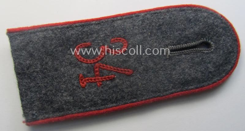 Single, WH (LW) 'cyphered', EM-type shoulderstrap as piped in the bright-red-coloured branchcolour as intended for usage by a: 'Soldat' who served within the: 'Flak-Artillerie-Abteilungs 34'