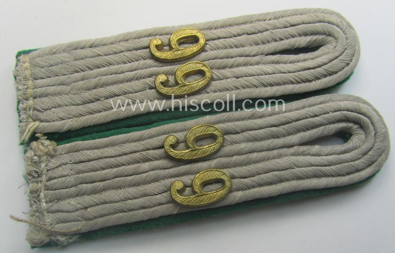 Pair of WH (Heeres) neatly 'cyphered', officers'-type shoulderboards as piped in the darker-green-coloured branchcolour as was intended for usage by an: 'Leutnant des Gebirgsjäger Rgts. 99'