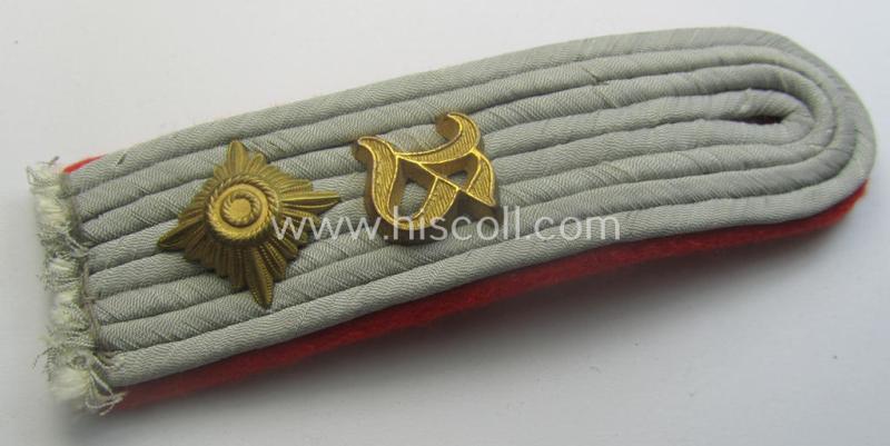 Single, WH (Heeres) neatly 'cyphered', officers-pattern shoulderboard as intended for an: 'Oberleutnant u. Mitglied einer Art.-Beobachtungs-Abts.'