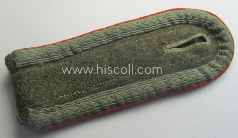 Single, later-war-period (ie. so-called: 'M44'-pattern-), simplified, WH (Heeres) NCO-type shoulderstrap as was intended for usage by an: 'Uffz. eines (Sturm)Art.-Rgts.'