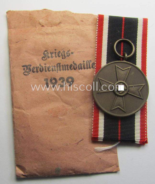 'Kriegsverdienstmedaille 1939'-set comprising of a non-maker-marked- (and/or: typical 'Buntmetall'-based!) specimen that came together with its period-ribbon and 'Zellstoff'-based pouch by the maker: 'Paul Meybauer'