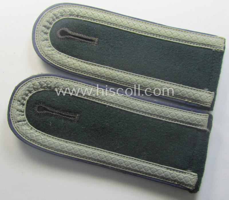 Pair of WH (Heeres) so-called: 'M40 o. M41'-pattern, NCO-type shoulderstraps: 'Unteroffizier einer Sanitäts-Abtlgs.'