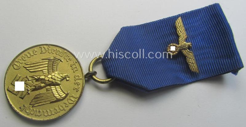 WH (Heeres o. KM) bright golden-toned 'WH-DA der 3. Klasse für 12 Jahre Dienstzeit' that comes mounted onto its accompanying ribbon (ie. 'Bandabschnitt') having a golden-toned eagle-device attached