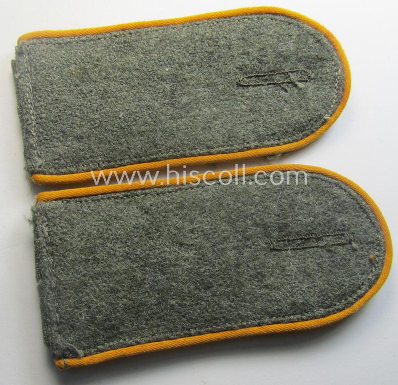 Pair of WH (Heeres) simplified- ie. 'last-ditch'- (ie. 'M44/M45'-) pattern EM-type shoulderstraps: 'Soldat eines Kav. o. Aufkl.-Abts. o. Rgts.'