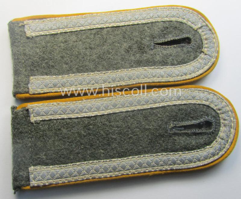 Pair of WH (Heeres), 'M40 o. M43'-pattern NCO-type shoulderstraps: 'Uffz. eines Kav. o. Aufklärungs-Rgts.'