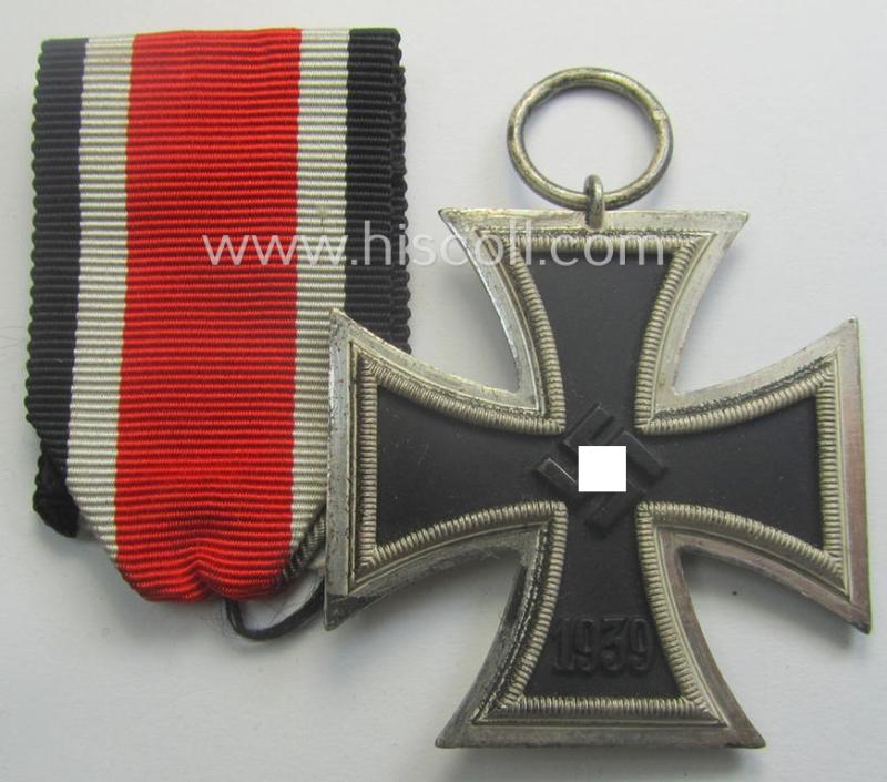 'EK II. Klasse' being a maker- (ie. '4'-) marked example that comes together with its original- and once-mounted ribbon (ie. 'Bandabschnitt') as was produced by the maker (ie. 'Hersteller'): 'Steinhauer u. Lück'