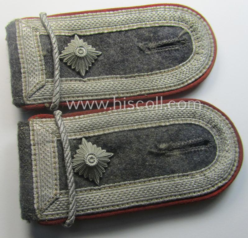 Pair of WH (Luftwaffe) NCO-type shoulderstraps as piped in the bright-red branchcolour as was intended for a: 'Feldwebel o. Wachtmeister u. Offiziers-Anwärter der Flak-Artillerie-Trpn.'