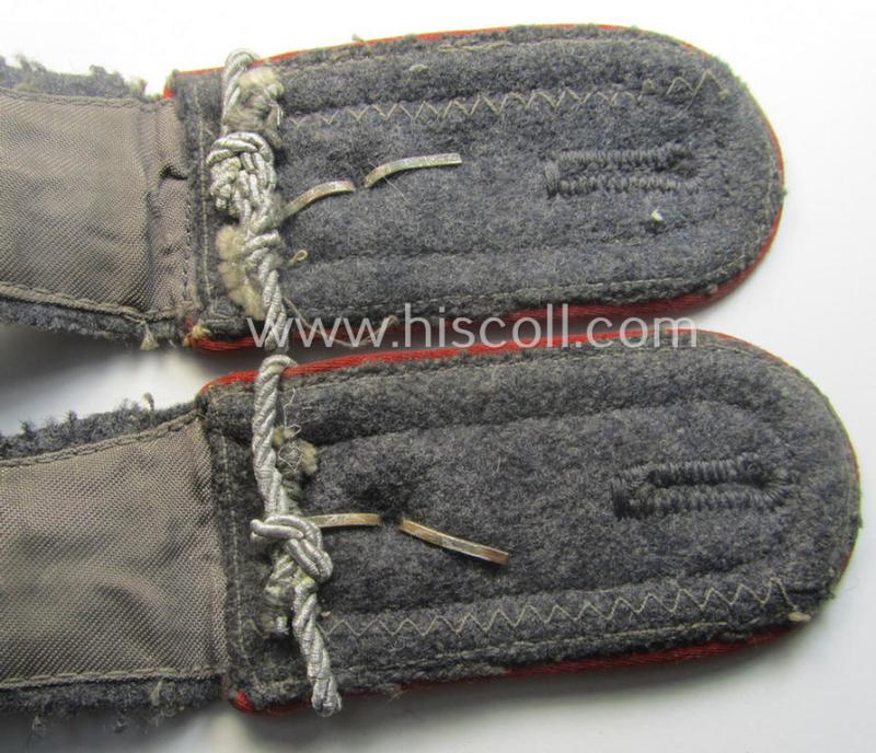 Pair of WH (Luftwaffe) NCO-type shoulderstraps as piped in the bright-red branchcolour as was intended for a: 'Feldwebel o. Wachtmeister u. Offiziers-Anwärter der Flak-Artillerie-Trpn.'