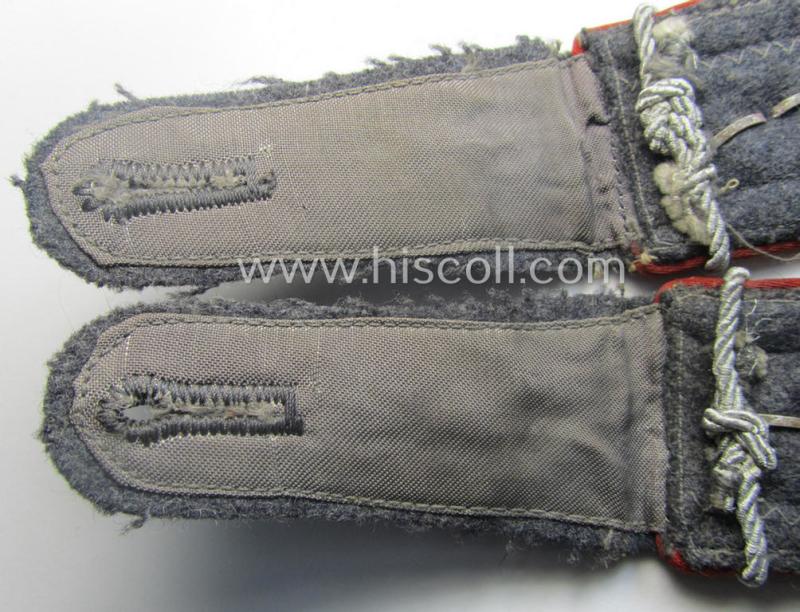 Pair of WH (Luftwaffe) NCO-type shoulderstraps as piped in the bright-red branchcolour as was intended for a: 'Feldwebel o. Wachtmeister u. Offiziers-Anwärter der Flak-Artillerie-Trpn.'
