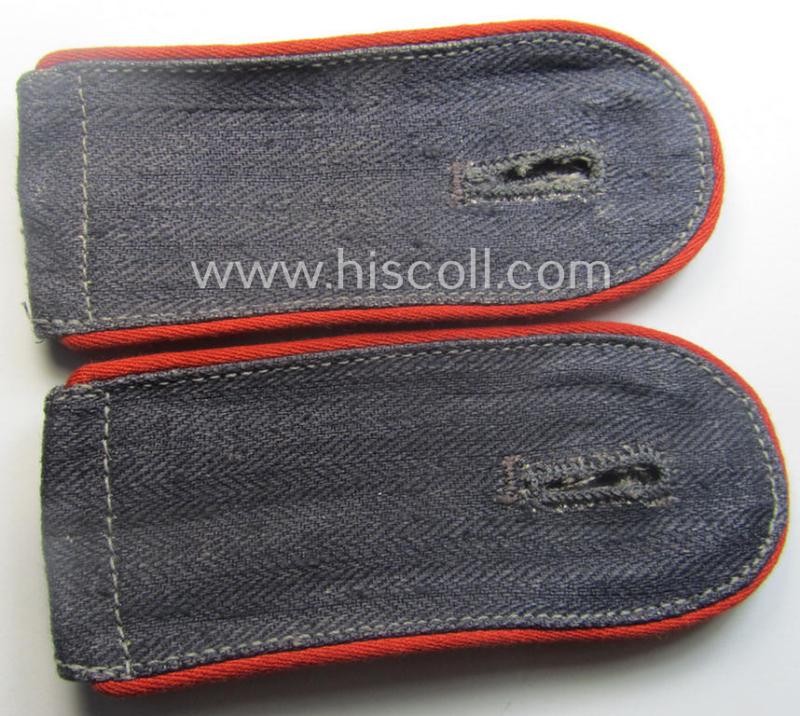 Pair of WH (Luftwaffe) EM-type shoulderstraps as was executed in typical 'HBT'-type cloth and piped in the bright-red-coloured branchcolour for usage by a: 'Soldat der Flak-Artillerie-Truppen'