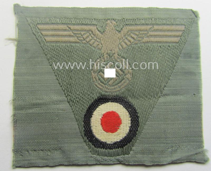 WH (Heeres) so-called: 'M43-pattern') cap-eagle/cocarde (ie. cap-trapezoid) as was specifically produced for usage on the so-called: 'M-43'-model field-caps (ie. 'Einheitsfeldmützen')