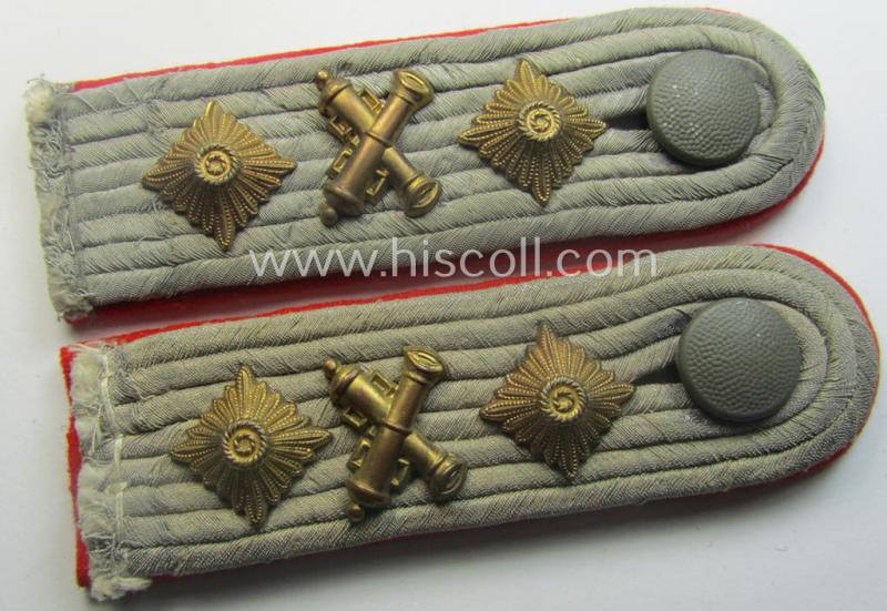 Fully matching - and actually scarcely encountered! - pair of WH (Heeres) neatly 'cyphered'- (and bright-red-piped!) officers'-pattern shoulderboards as specifically intended for a: 'Hauptmann u. Waffenoffizier der Artillerie-Trpn.'