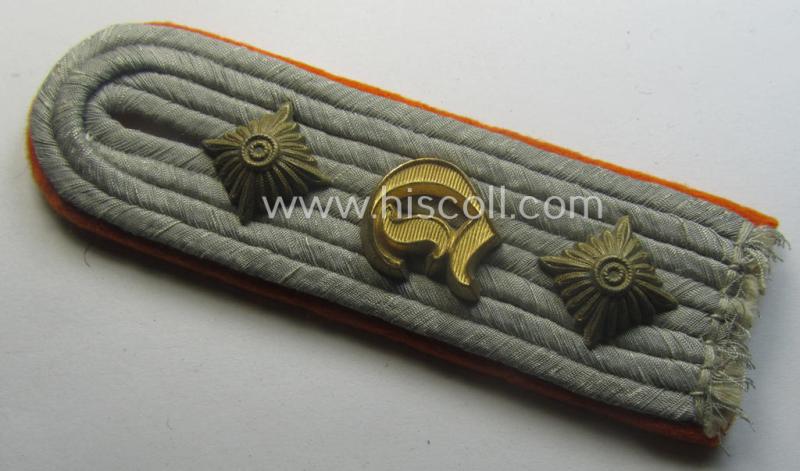 Single, WH (Heeres) 'cyphered' officers'-type shoulderboard as piped in the bright-orange (ie. 'orangeroter'-) coloured branchcolour as was intended for a: 'Hauptmann u. Mitglied einer Divisionsstabes'