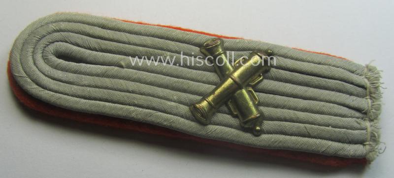 Single, WH (Heeres) 'cyphered' officers'-type shoulderboard as piped in the bright-orange (ie. 'orangeroter'-) coloured branchcolour as intended for a: 'Leutnant u. Waffenoffizier' (or: weapon-equipment officer)