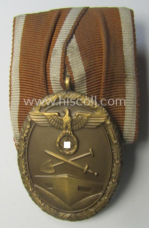 Hardly worn example of a single-pieced, non-detachable WH medal-bar (ie. 'Orden- o. Einzelspange') showing a: 'Deutsches Schutzwall Ehrenzeichen' (aka: 'Westwall'-medal)