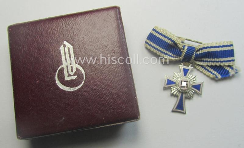 Miniature of an: 'Ehrenkreuz der deutschen Mutter - 2. Stufe' (or: silver-class mothers'-cross) being a non-maker-marked example that comes stored in its period, generic-styled so-called: 2-pieced- and/or 'LDO'- (ie. 'L/11'-) marked box