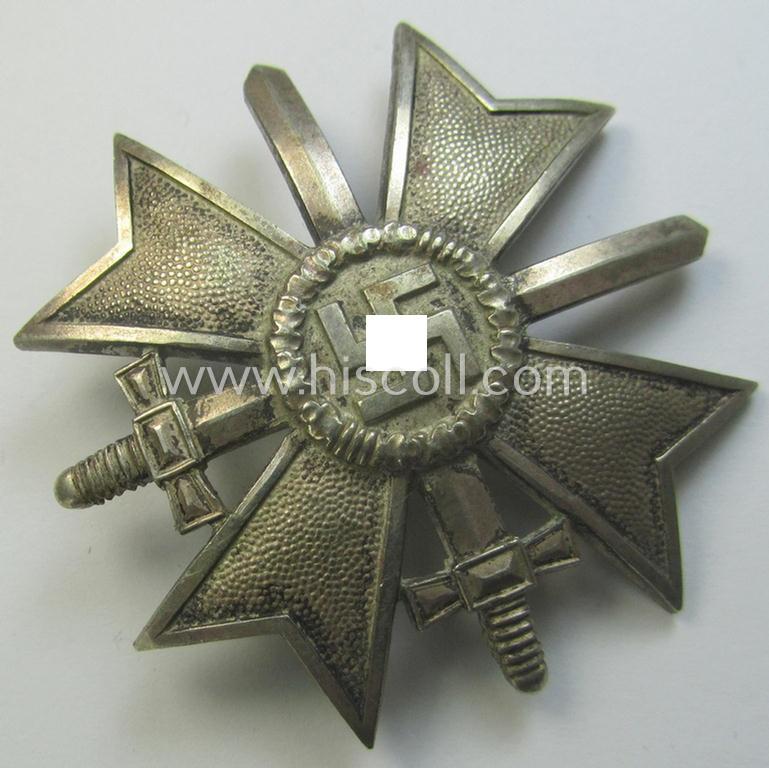 Truly vaulted, 'Kriegsverdienstkreuz 1. Klasse mit Schwertern' as executed in typical, silverish-coloured metal (ie. 'Buntmetall') being a clearly maker- (ie. '1'-) marked specimen by the desirable maker: 'Deschler & Sohn'