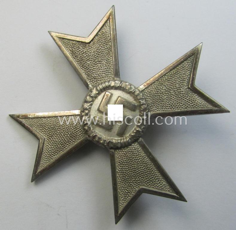 'Kriegsverdienstkreuz 1. Kl. ohne Schwn.' being a clearly maker- (ie. '4'-) marked and/or: 'Buntmetall'-based specimen by: 'Steinhauer & Lück'