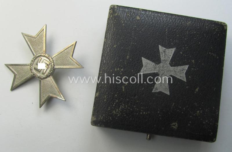 'Kriegsverdienstkreuz 1. Kl. ohne Schwn.' being a clearly maker- (ie. '4'-) marked and/or: 'Buntmetall'-based specimen by: 'Steinhauer & Lück' that comes in its (simplified) etui as issued