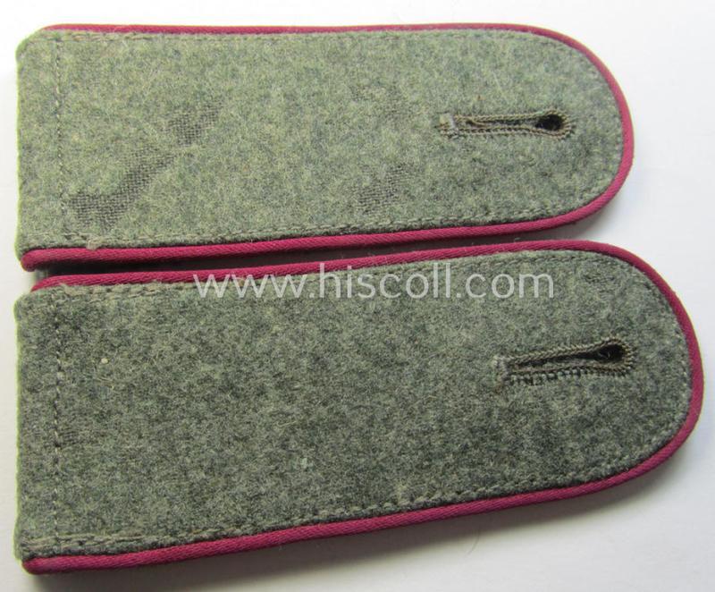 Pair of early- (ie. mid-) war-period so-called: 'M40 o. M43'-pattern, WH (Heeres) EM-type shoulderstraps as piped in the 'bordeaux'-coloured branchcolour as intended for a: 'Soldat eines (Nebel)Werfer-Rgts. o. Abtlgs.'