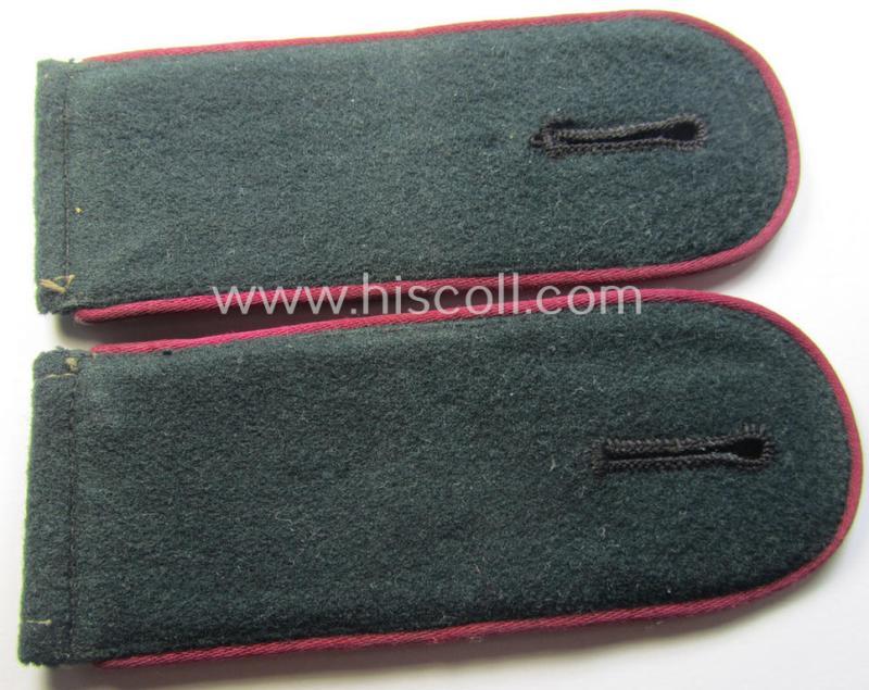 Pair of early- (ie. mid-) war-period so-called: 'M40'-pattern, WH (Heeres) EM-type shoulderstraps as piped in the 'bordeaux'-coloured branchcolour as intended for a: 'Soldat eines (Nebel)Werfer-Rgts. o. Abtlgs.'