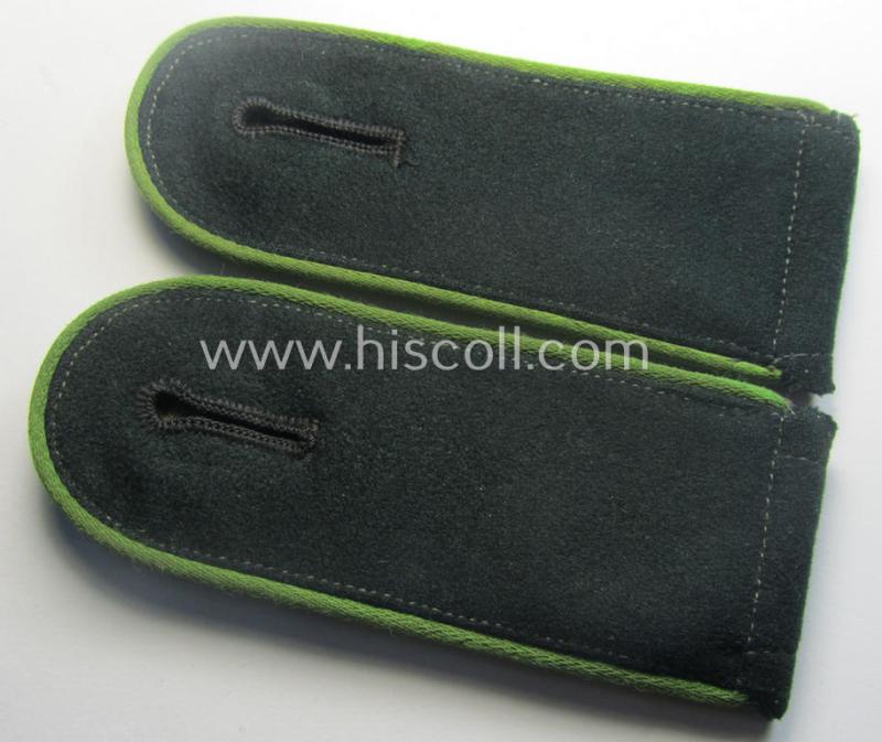 Pair of early- (ie. mid-) war-period so-called: 'M40'-pattern, WH (Heeres) EM-type shoulderstraps as piped in the 'hellgrüner'-coloured branchcolour as intended for a: 'Soldat eines Panzer-Grenadier-Rgts. o. Abtlgs.'