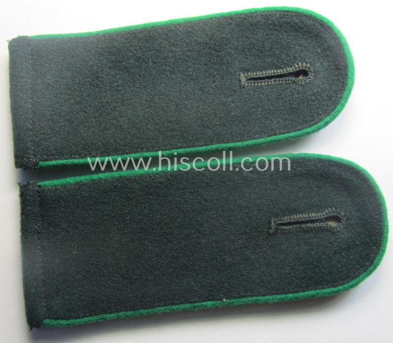 Pair of early- (ie. mid-) war-period so-called: 'M40'-pattern, WH (Heeres) EM-type shoulderstraps as piped in the 'grüner'-coloured branchcolour as intended for a: 'Soldat eines eines Jäger- o. Gebirgsjäger-Rgts.'