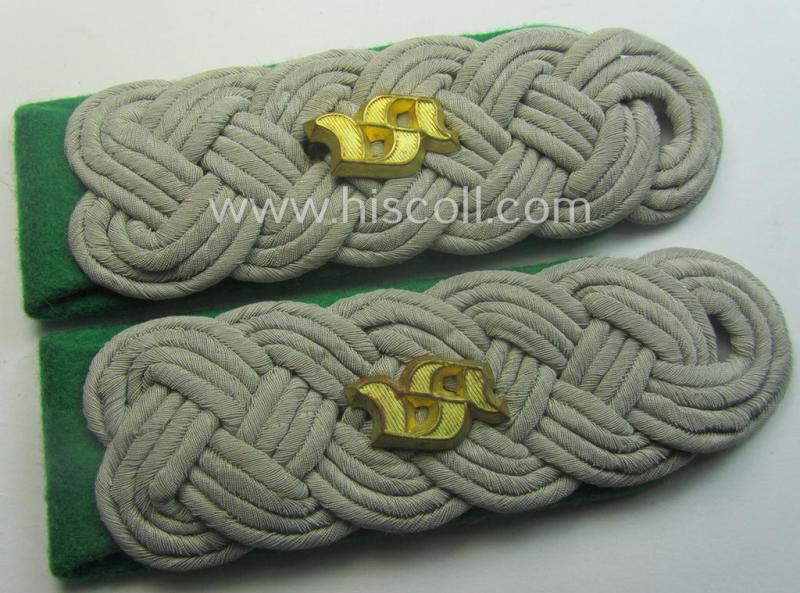 'Virtually mint' pair of WH (Heeres) 'cyphered', officers'-type shoulderboards: 'Major der Jäger- o. Gebirgsjäger-Trpn. u. Mitglied einer Gebirgjägerschule'