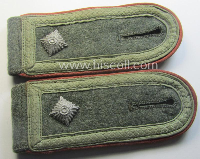 Pair of WH (Heeres) 'M41 o. M43'-pattern, NCO-type shoulderstraps as piped in the bright-pink-coloured branchcolour as was intended for a: 'Feldwebel einer Panzerjäger-Abtgs.'