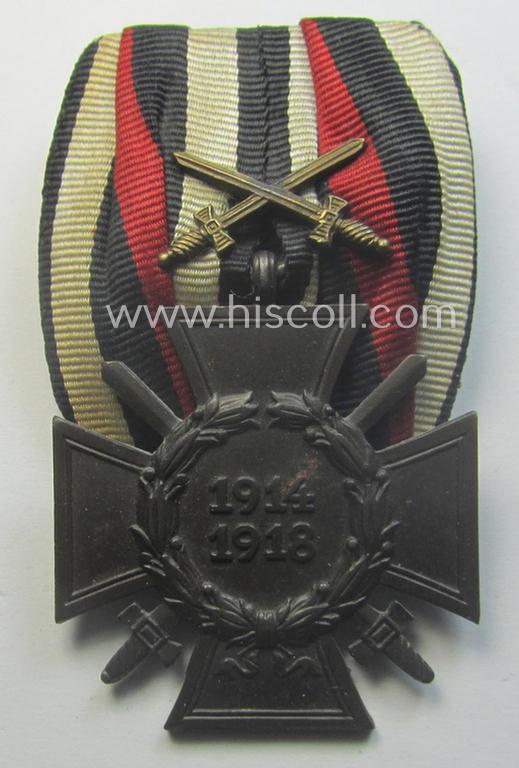 Golden-bronze-toned, so-called: 'Einzelspange' showing a: 'Frontkämpferkreuz 1914-18 mit Schwertern' (ie.: 'Kriegsteilnehmerkreuz 1914-18 mit Schw.') being a detailed- and/or zinc- ie. 'Feinzink'-based, specimen
