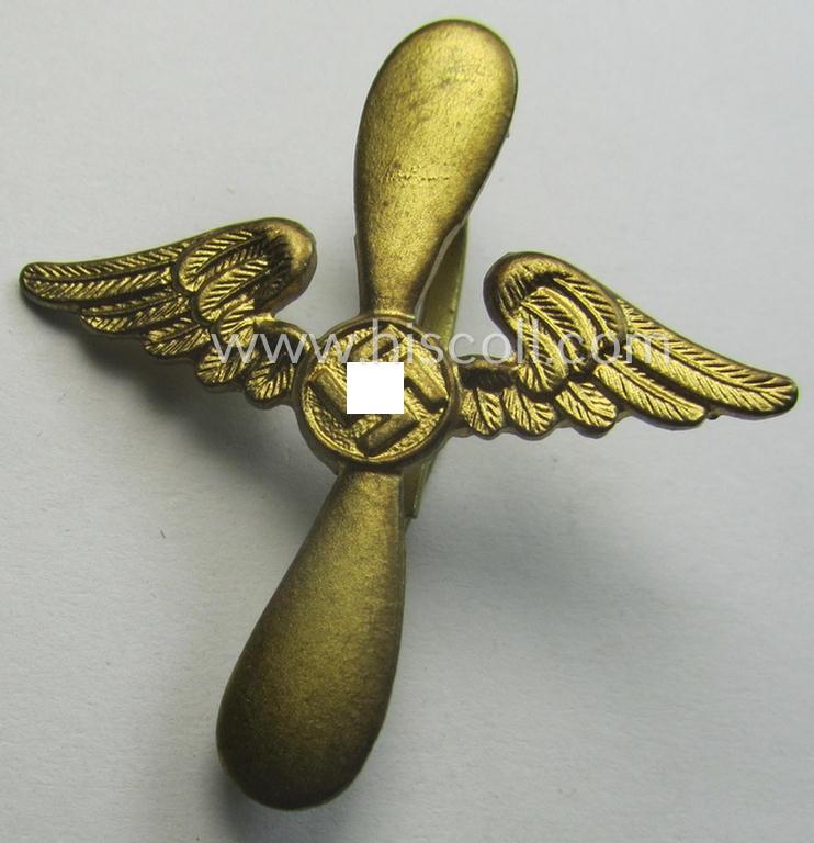 Collar-tab device (ie. 'Auflage für Kragenspiegel der SA/SS-Fliegerstürme') being a bright golden-toned and/or 'Buntmetall'-based specimen that shows a 'P&C'-makers-designation on its back