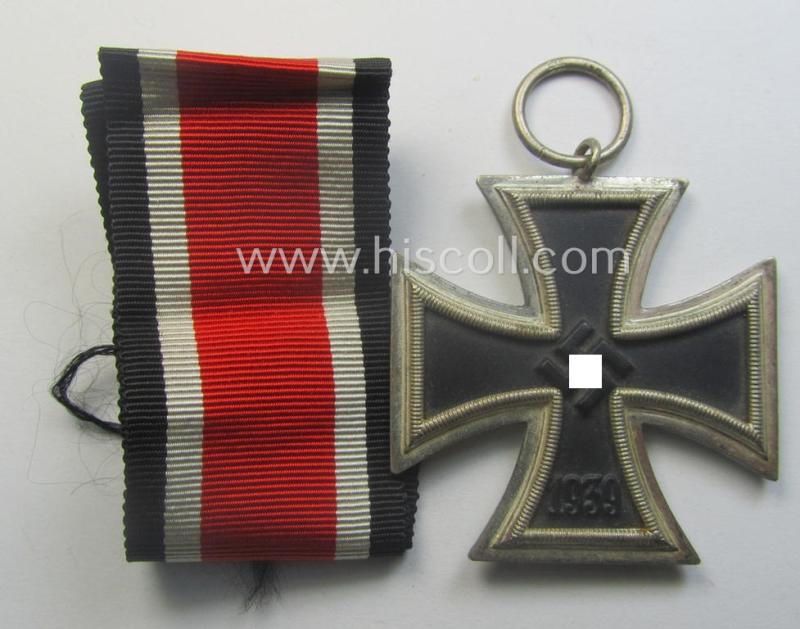 'Eisernes Kreuz II. Klasse' being a maker- (ie. '40'-) marked example that comes together with its non-confectioned ribbon (ie. 'Bandabschnitt') by the maker (ie. 'Hersteller'): 'Berg & Nolte'