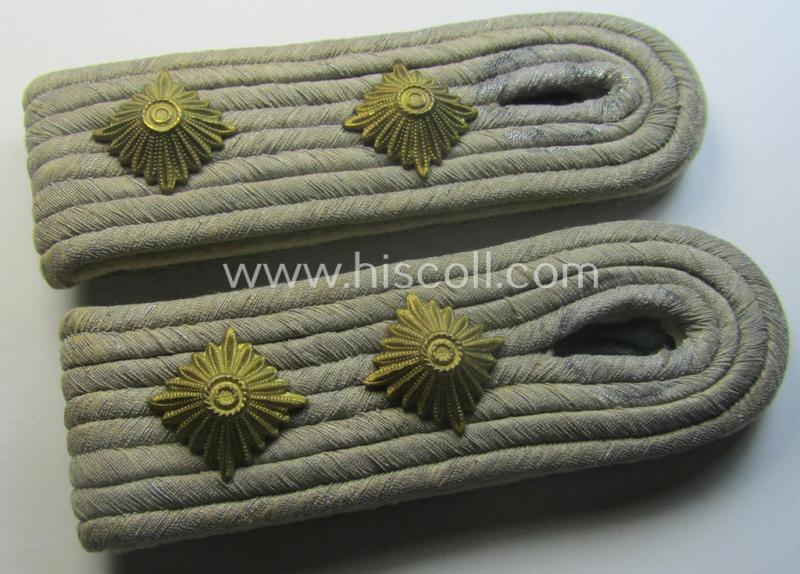 Pair of WH (Heeres officers'-type shoulderboards as (dual)piped in the white-coloured branchcolour as was intended for a: 'Hauptmann der Infanterie-Truppen'